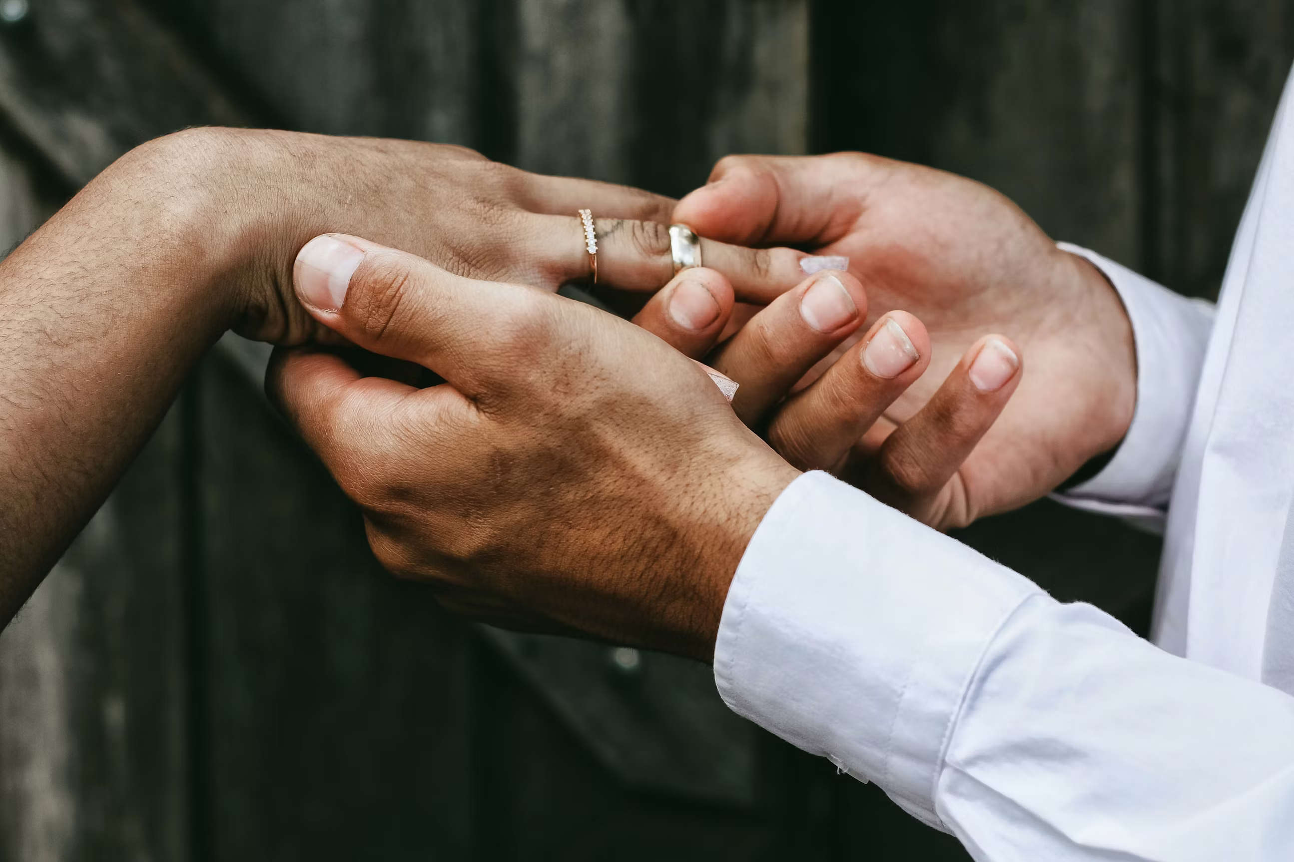 婚約中のカップルの写真